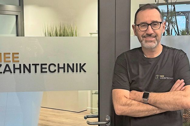 Im Zentrum von Papenburg ist die „Zahnwerft“ von Karl-Heinz Nee ansässig. Neben der Laborarbeit hat sich der Betrieb als Anbieter von Schulungen einen Namen gemacht.